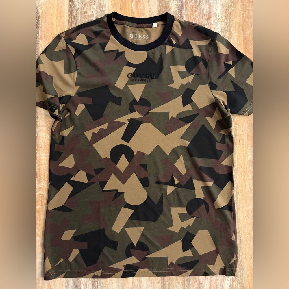 GUESS Los Angeles Geometric Camo Men’s Tee — Olive, Brown, Black, Size Medium